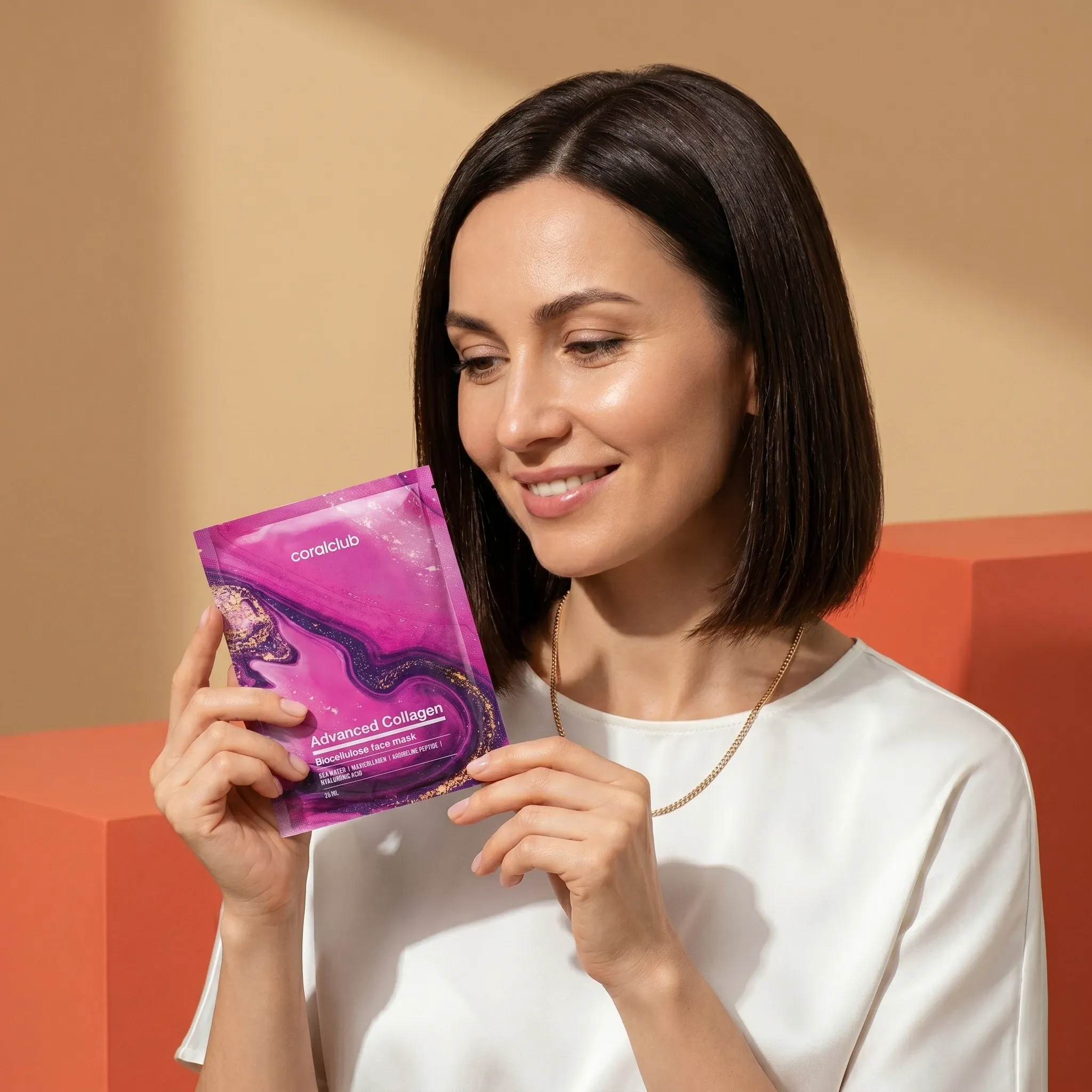 Moteris laiko Advanced Collagen Biocellulose Facial Mask pakuotę