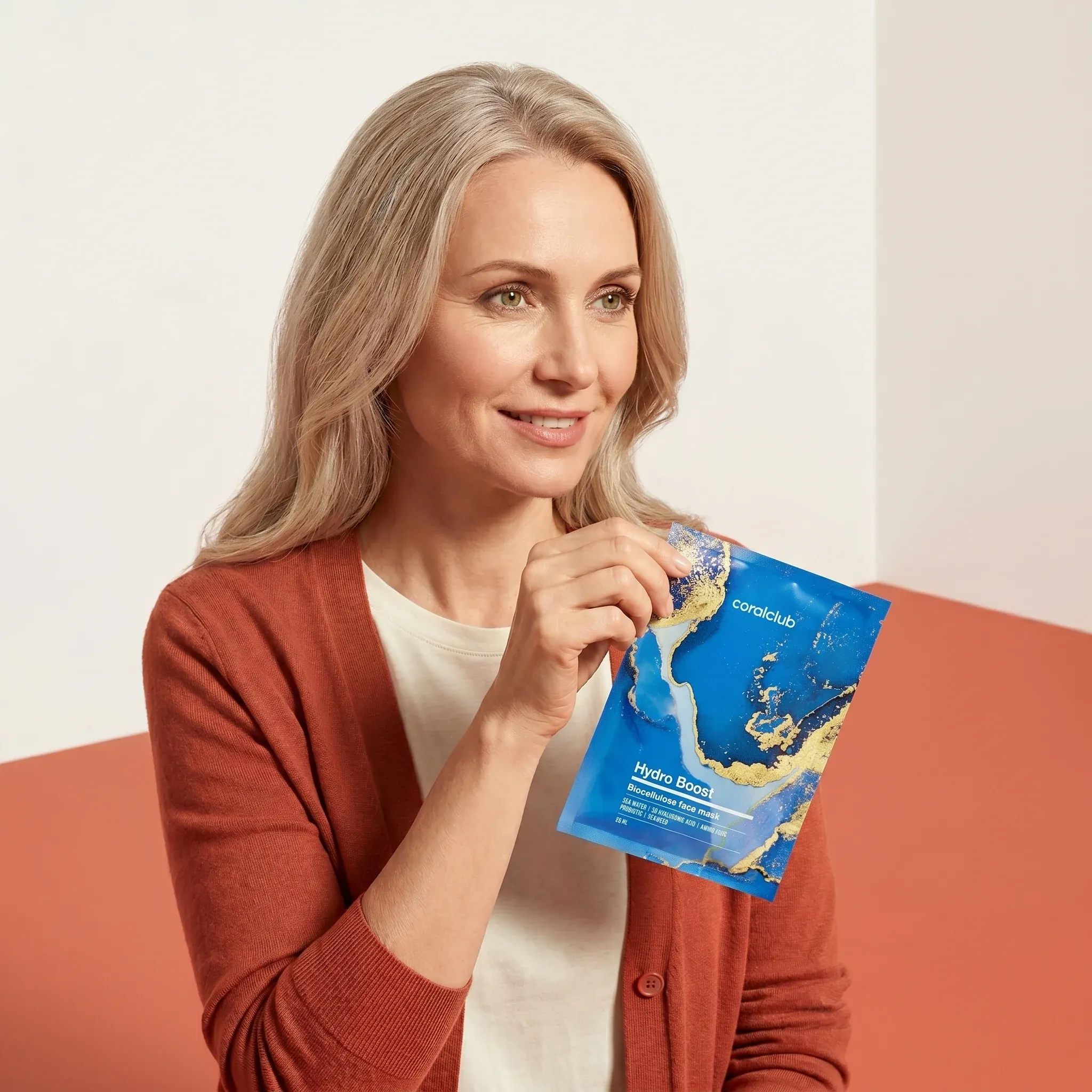 Moteris laiko Hydro Boost Biocellulose Facial Mask pakuotę