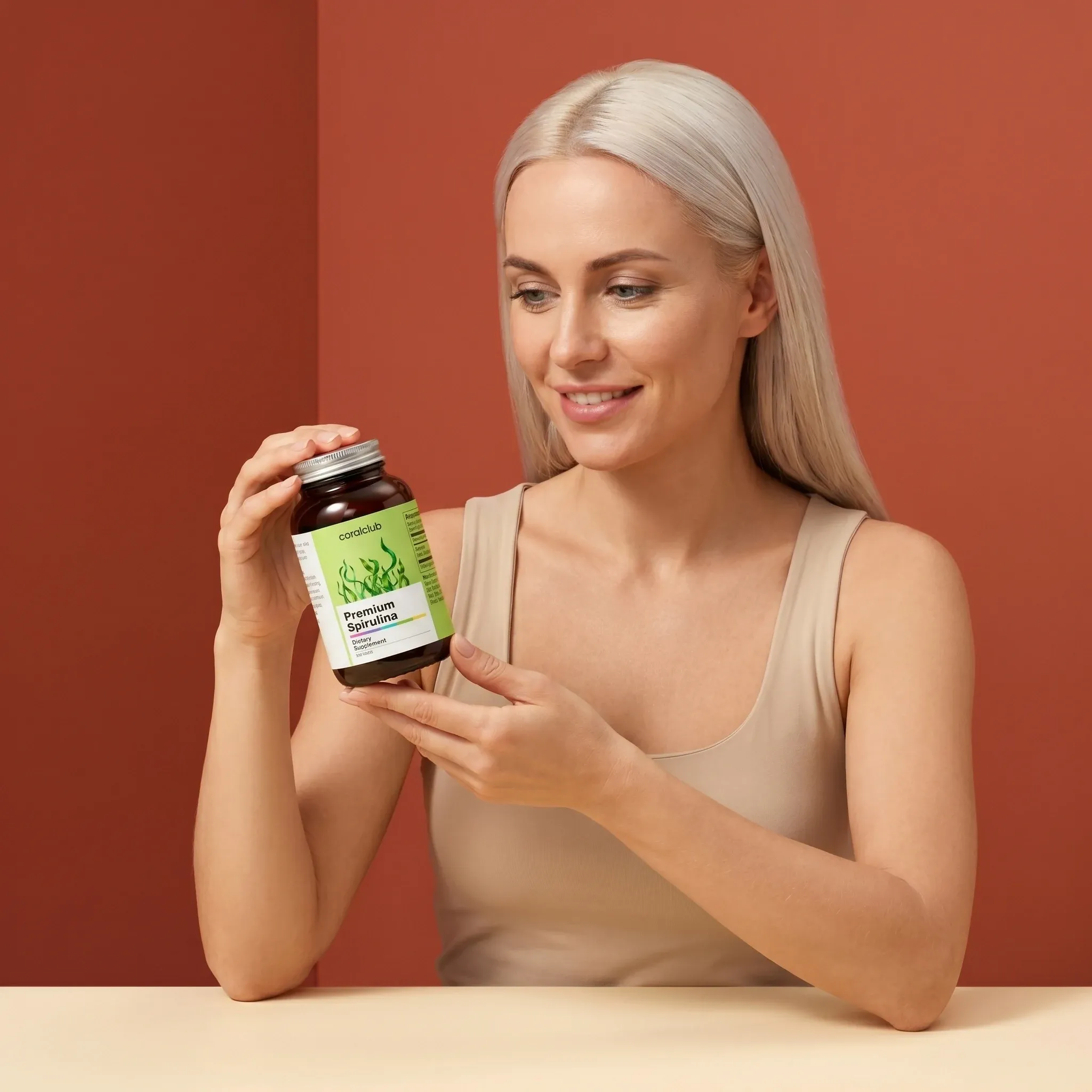 Moteris laiko Premium Spirulina pakuotę