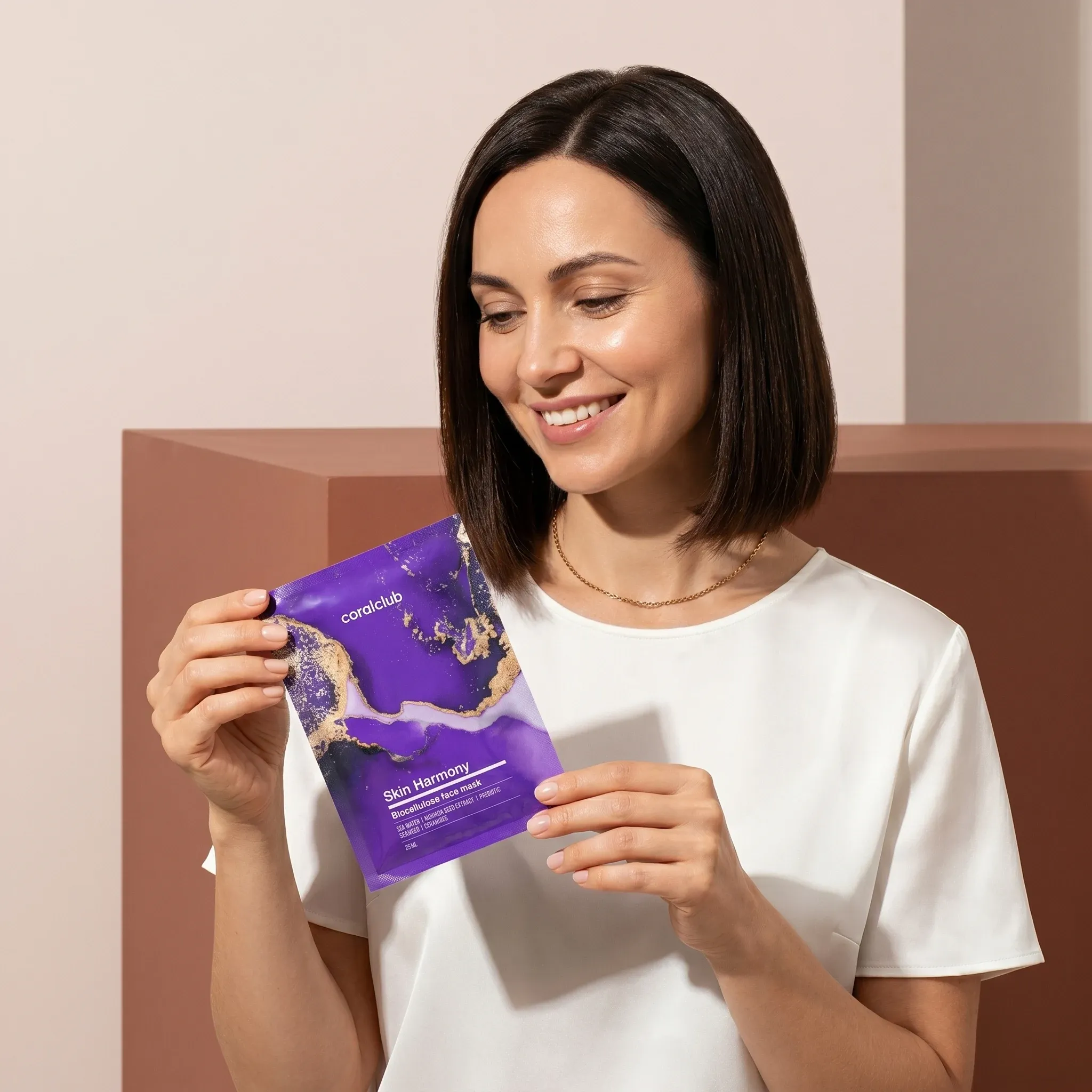 Moteris laiko Skin Harmony Biocellulose Facial Mask pakuotę